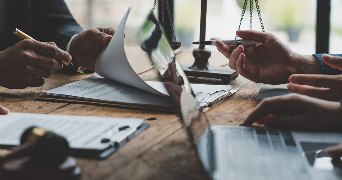 Bespreking nieuwe wet vier personen met een document pen, laptop op een kantoor